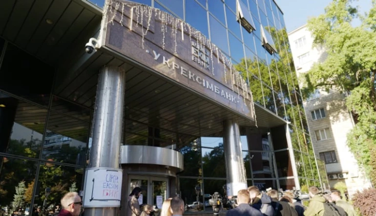 Один із нападників на журналістів вислизнув з Укрексімбанку через чорний хід