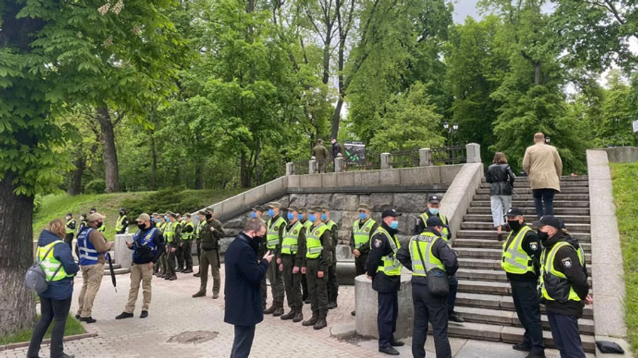 Рамки, термометрія і маски: у Маріїнському парку готуються до пресконференції Зеленського