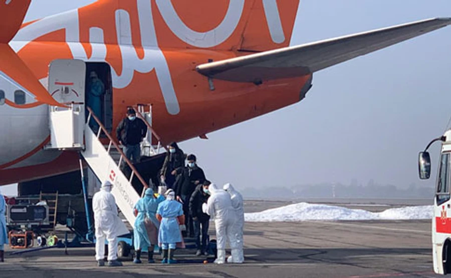 Эвакуация из Уханя: колонна автобусов готовится выехать из Харькова