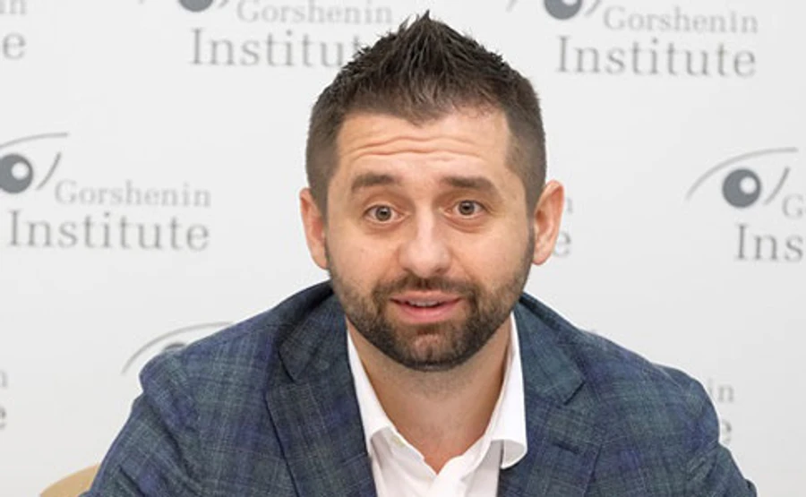 Арахамія на бомжах пояснив поворот Слуги народу до соціалізму