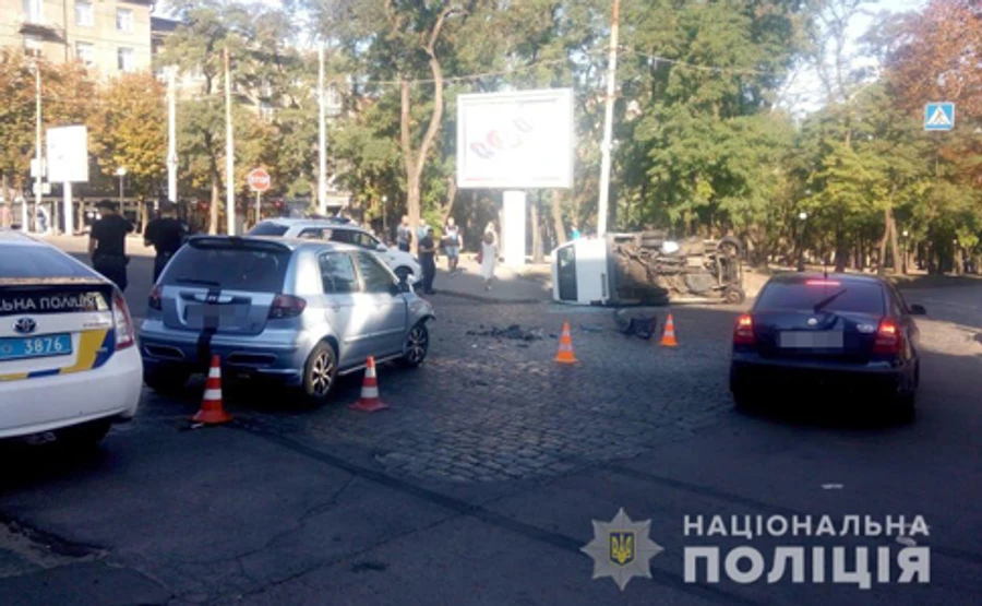 Поліцейська погоня у Дніпрі закінчилася великим ДТП з маршруткою