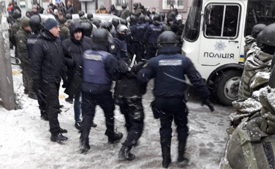 Сутички під Солом'янським судом: 4 людей госпіталізували 