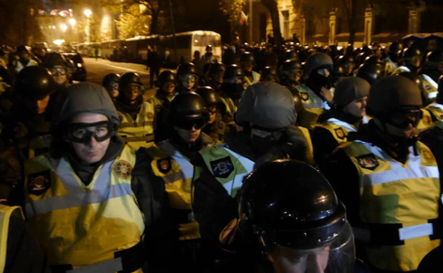 Нардепи та активісти прийшли до АП і передали законопроект про антикорупційний суд