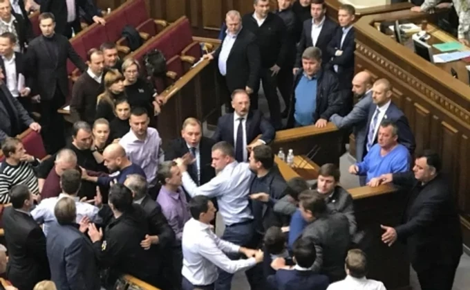 У Верховній Раді бійка біля трибуни