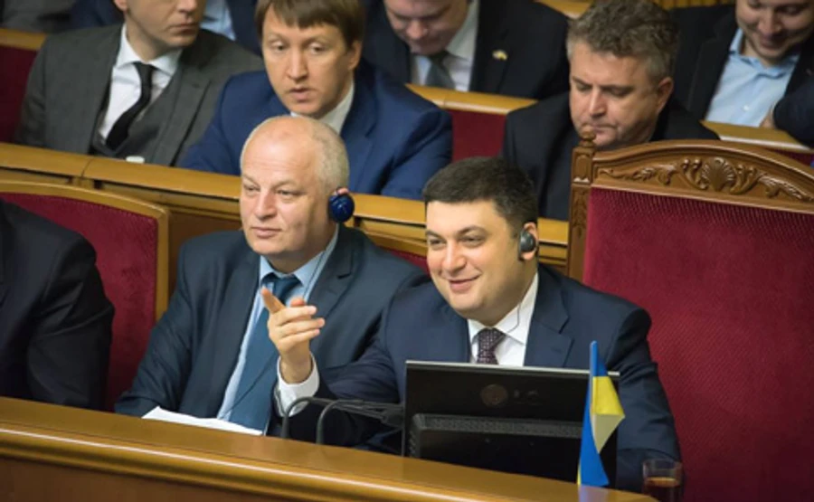 Кабмін дозволив безмежні зарплати чиновників