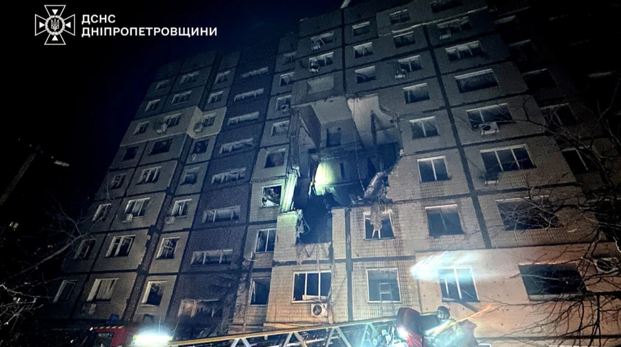 Внаслідок ворожої атаки на Дніпро загинула людина, 11 потерпілих