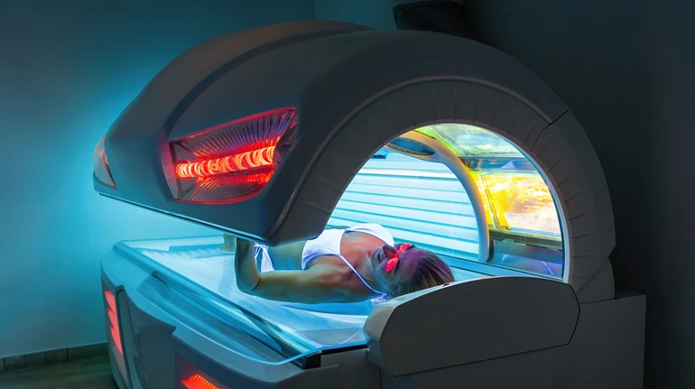 Мутаций больше, чем у 70-летних: ученые выяснили, как загар в солярии влияет на кожу молодежи