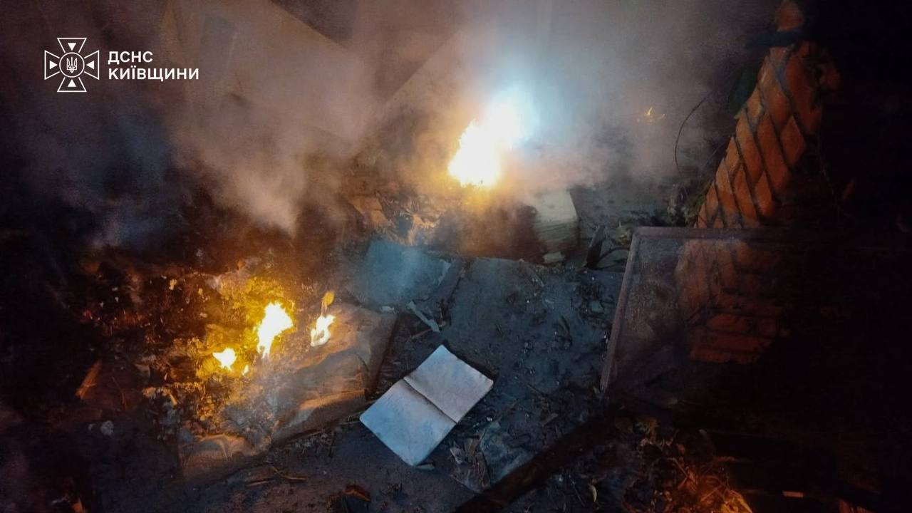 На Київщині через російські атаки горів склад, постраждали двоє людей
