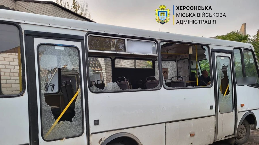 Росіяни вдарили дроном по маршрутці в Херсоні: 6 постраждалих ушпиталили