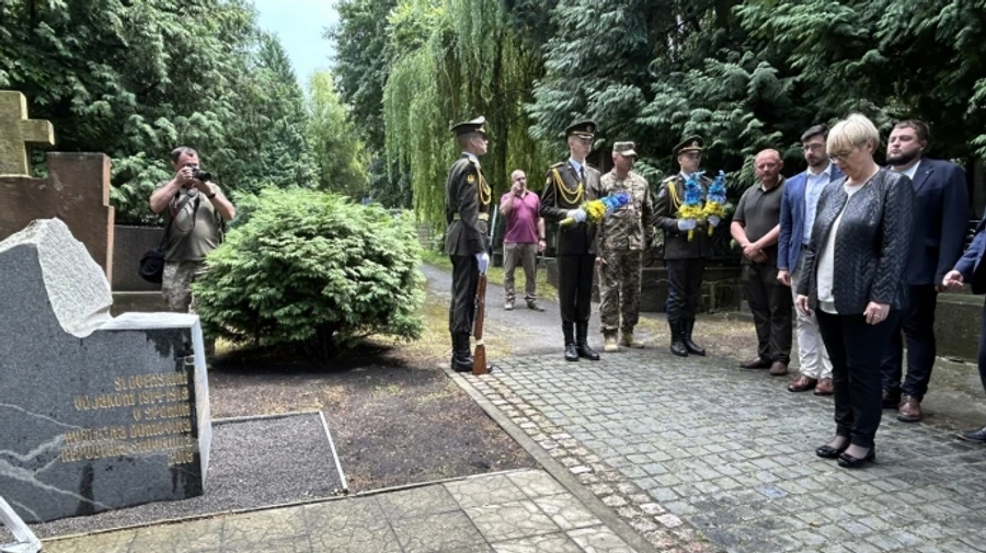 Slovenian president honours fallen Ukrainian defenders in Lviv – photos