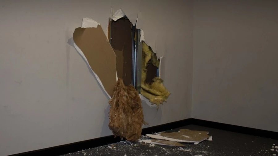 Працівники підпільного казино проламали стіну та втекли від детективів у Києві