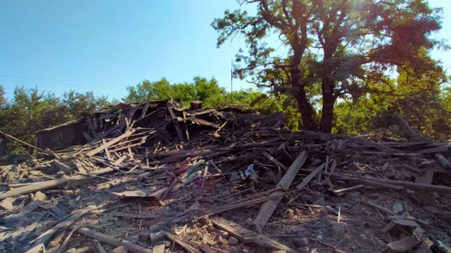 Russian forces strike Toretsk with missiles: people trapped under rubble
