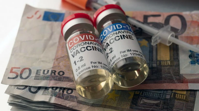 Не тільки тисяча Зеленського: як у Європі та у світі платять громадянам за вакцинацію