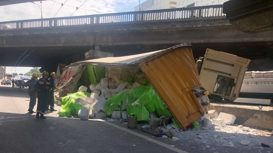 На проспекті Перемоги у Києві перекинулась фура з газоблоками