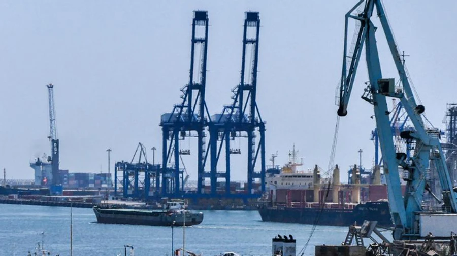 Українські моряки, врятовані із затонулого корабля, прибули в румунський порт Констанца