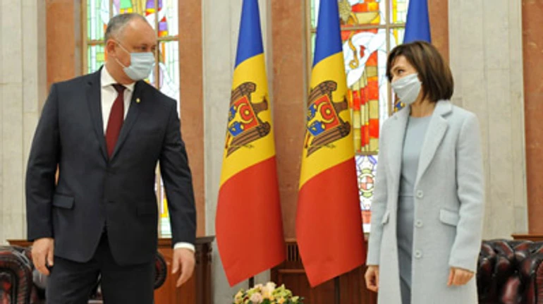 Шахи з елементами зоології: як Додон та Санду б'ються за владу у Молдові