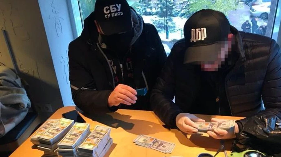 Вихвалялися зв’язками в Офісі генпрокурора: СБУ затримала двох шахраїв