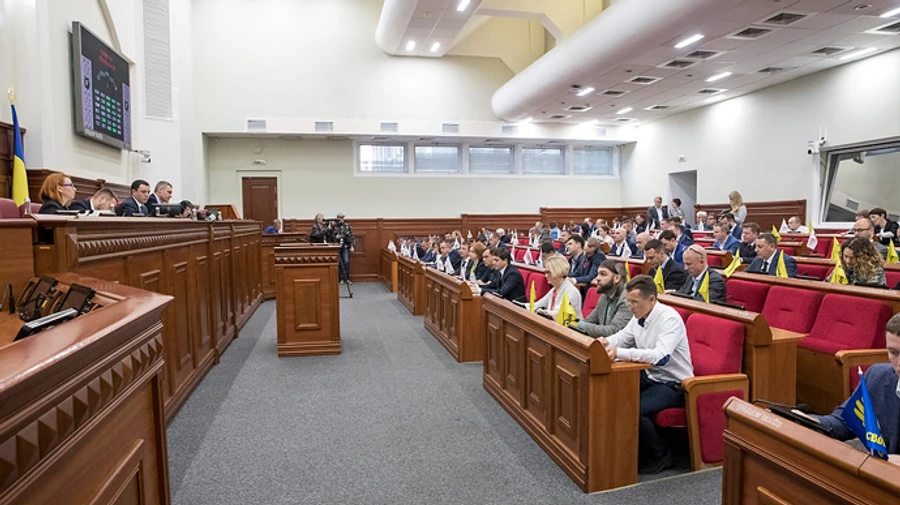 На выборах в Киевсовет больше всего набирают партия Кличко и Слуга народа