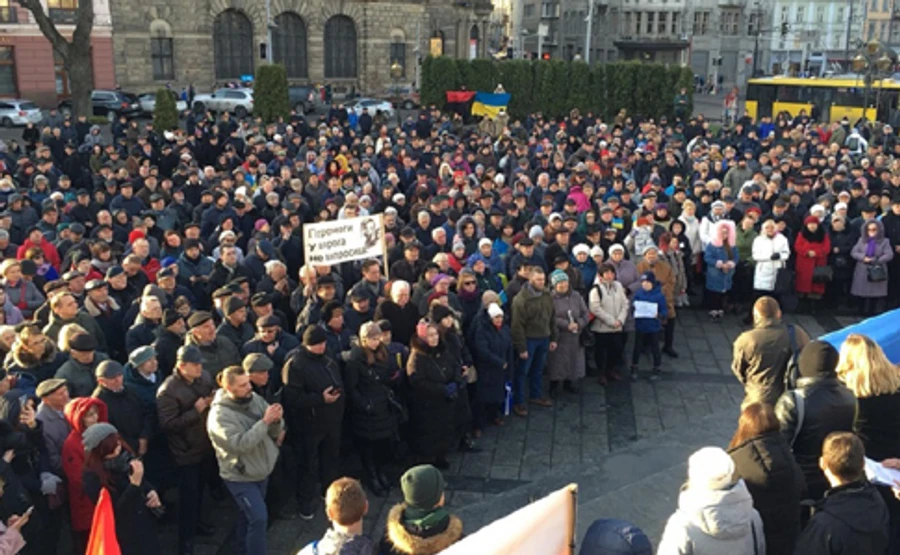 Красные линии: во Львове на митинг вышло более тысячи человек
