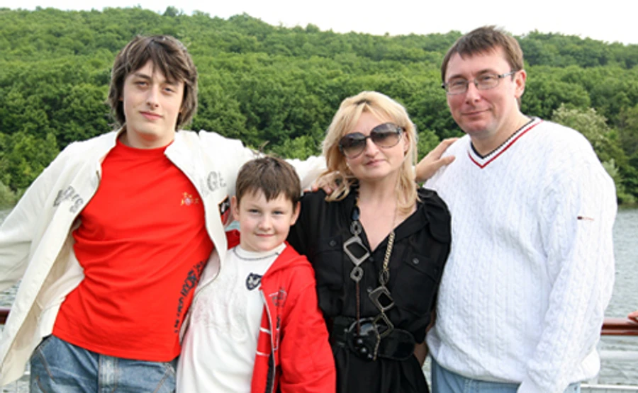 Сын Луценко сделал родителям ценный подарок