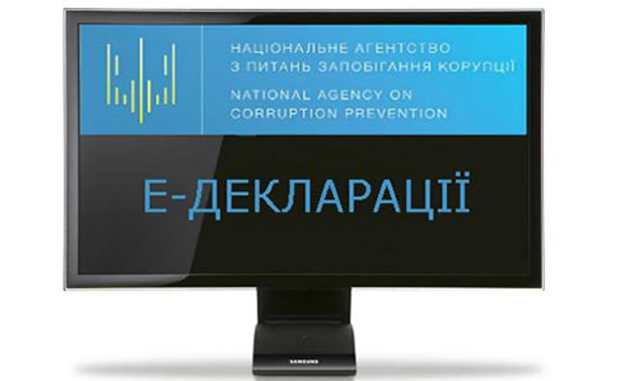 НАПК начало проверять декларации Порошенко и Гройсмана