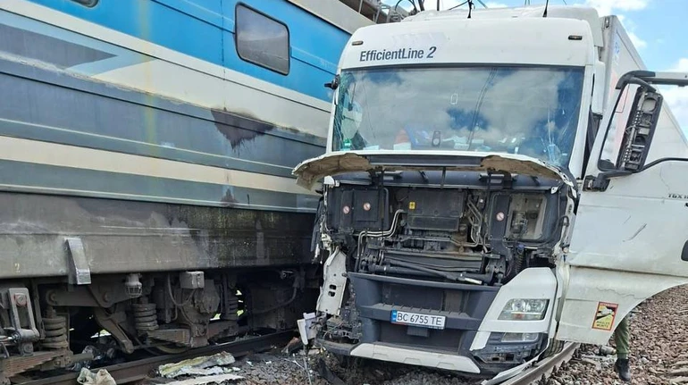 Во Львовской области грузовик столкнулся с поездом Перемышль – Киев