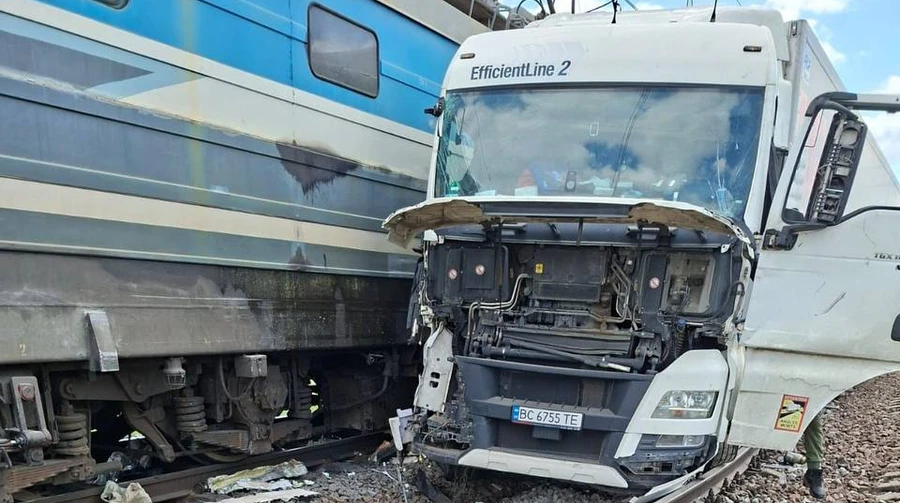 На Львівщині вантажівка зіткнулася з поїздом Перемишль – Київ