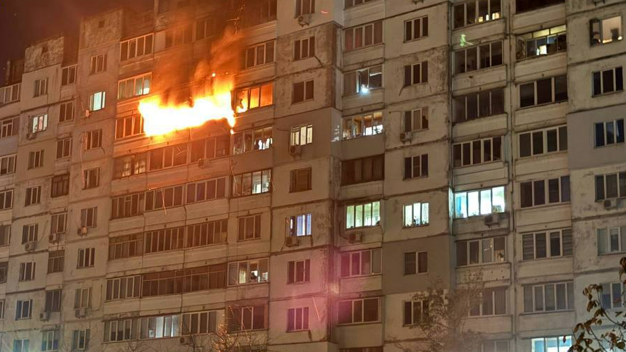 У Києві внаслідок атаки РФ виникла пожежа в житловому будинку