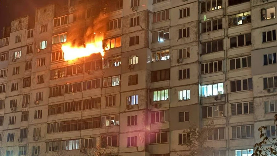 В Киеве в результате атаки РФ возник пожар в жилом доме