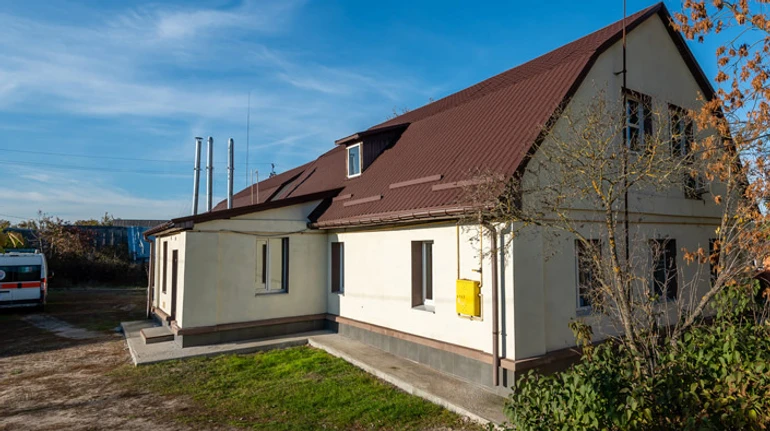 Відбудувати, краще ніж було. Історія пошкодженої амбулаторії в Горенці, яка повернулась до життя енергонезалежною