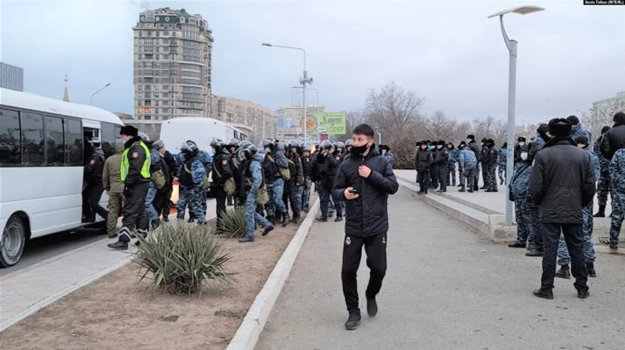 Протесты в Казахстане: в двух городах люди ночевали на площадях
