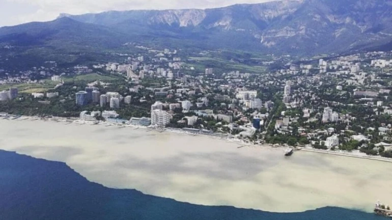 Злива в Ялті змила у море купу сміття: купатися заборонено