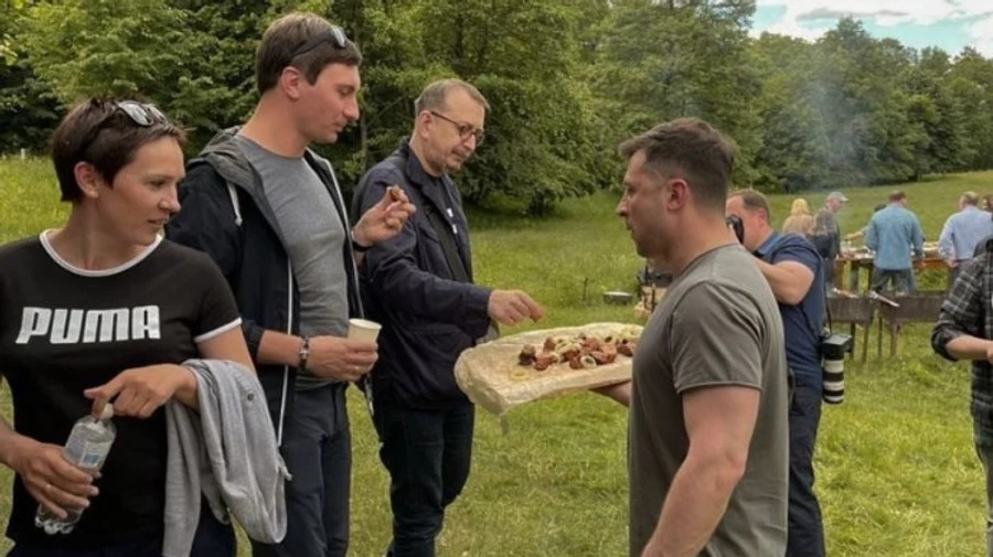 Зеленский в День журналиста накормил работников СМИ мясом
