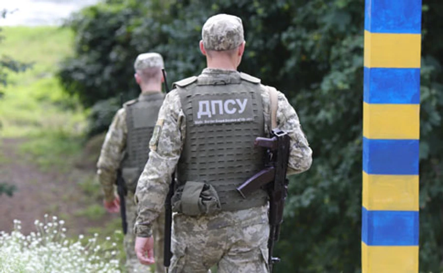 На Буковине пограничники стреляли в авто нарушителя, пассажир ранен