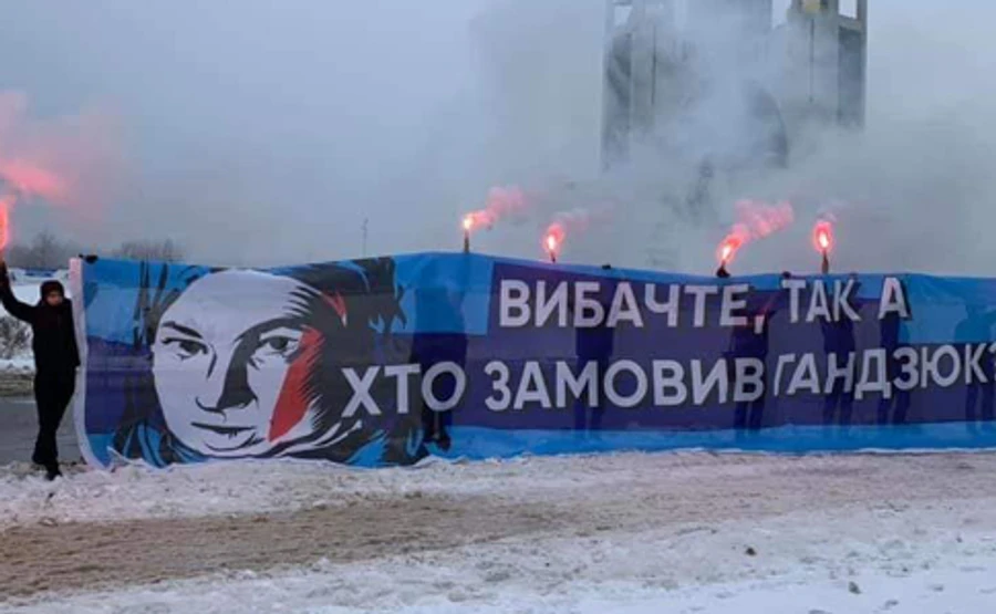 Біля форуму Порошенка розгорнули банери Хто замовив Гандзюк?