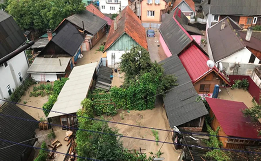 В Рахове на Закарпатье подтопило полсотни домов, разрушен мост