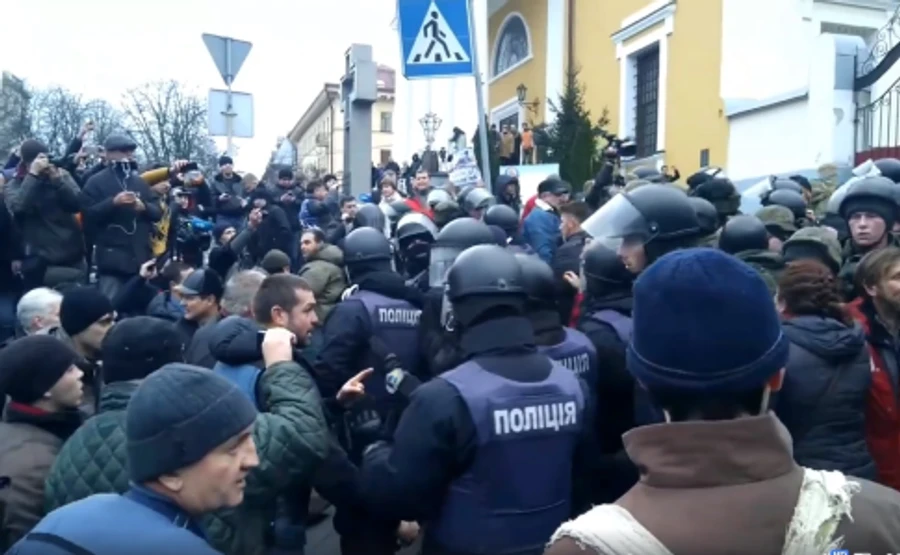 Саакашвілі вручили підозру і вивели з квартири   