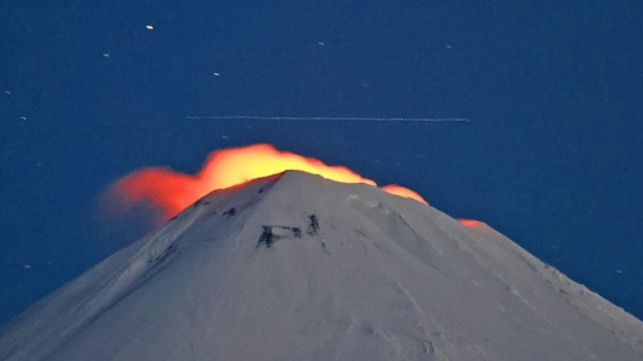 На российской Камчатке после землетрясения начал извергаться вулкан