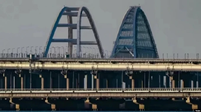 Russians halt traffic on Crimean Bridge for second night in a row