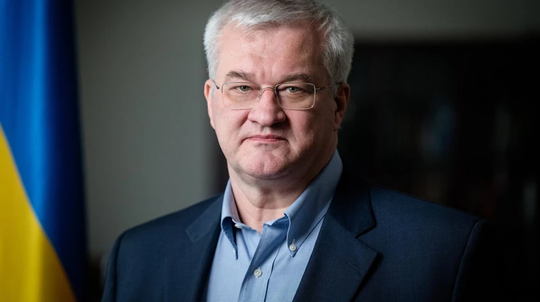 Ukrainian foreign minister asks why Putin is hiding as Kremlin-aligned press swarm him with questions – video