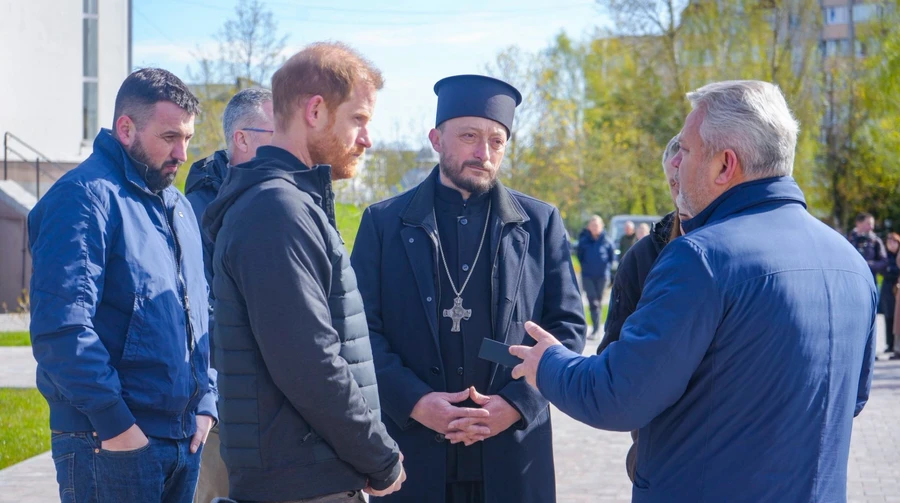 Príncipe Harry visita Bucha durante sua viagem à Ucrânia
