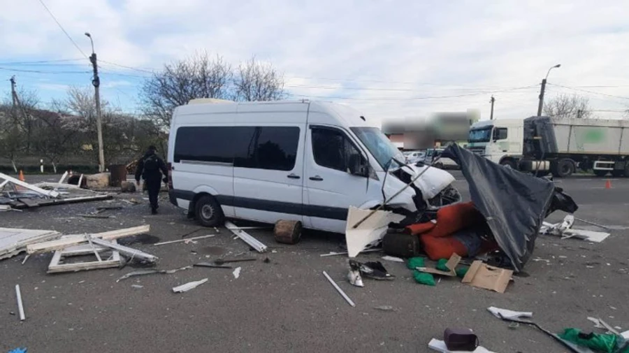 На Волині мікроавтобус врізався у блокпост: травмовано поліцейського та добровольця