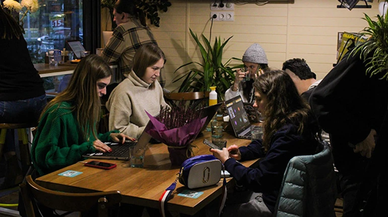 Столик з розеткою. Як українські кафе перетворюються на електричні хаби та рятують свій бізнес