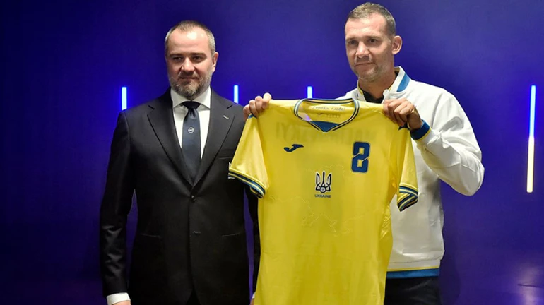 Героям слава: Павелко вилетів у Рим і веде переговори щодо форми української збірної