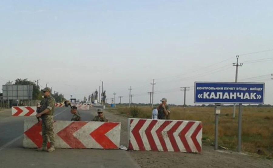 На адмінкордоні з Кримом збоїть робота КПВВ: перебої з електрикою і базою даних