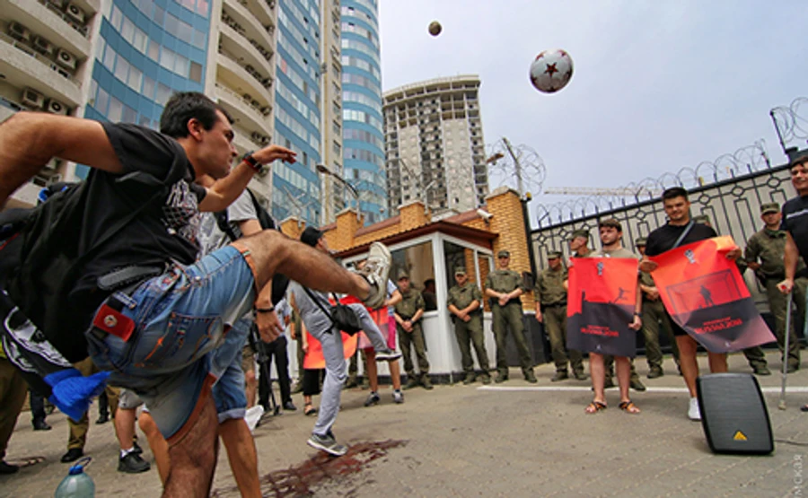 В Одесі на територію консульства РФ кинули криваві м'ячі