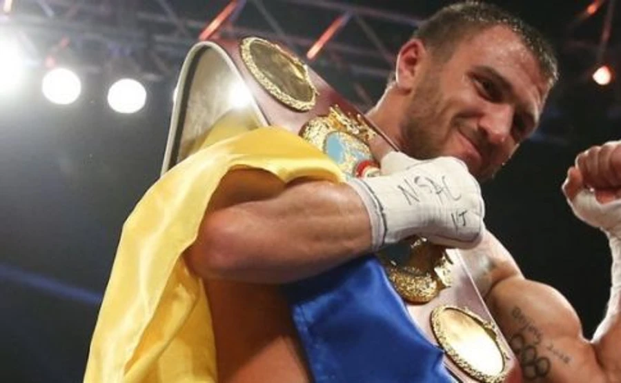 Ломаченко відмовився від одного зі своїх чемпіонських поясів
