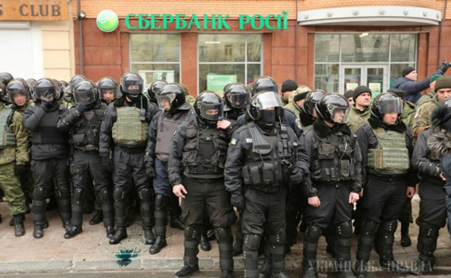 Полиция установила 10 участников погромов в субботу