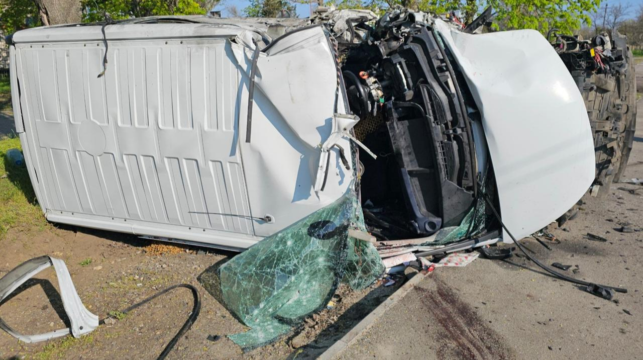 Man killed in Russian drone strike on taxi in Kherson, locomotive in Poltava Oblast also attacked