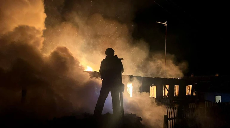 Дрони РФ поцілили в житловий будинок у Великому Бурлуці: вирувала пожежа, 3 постраждалих
